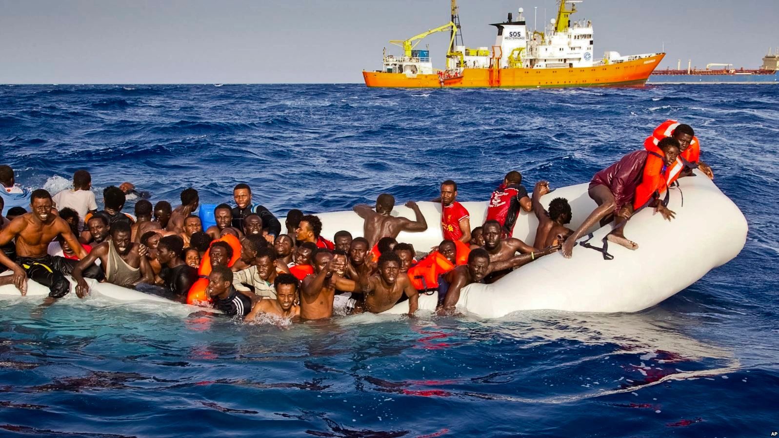 Dos pilotos franceses compran un avión para rescatar inmigrantes